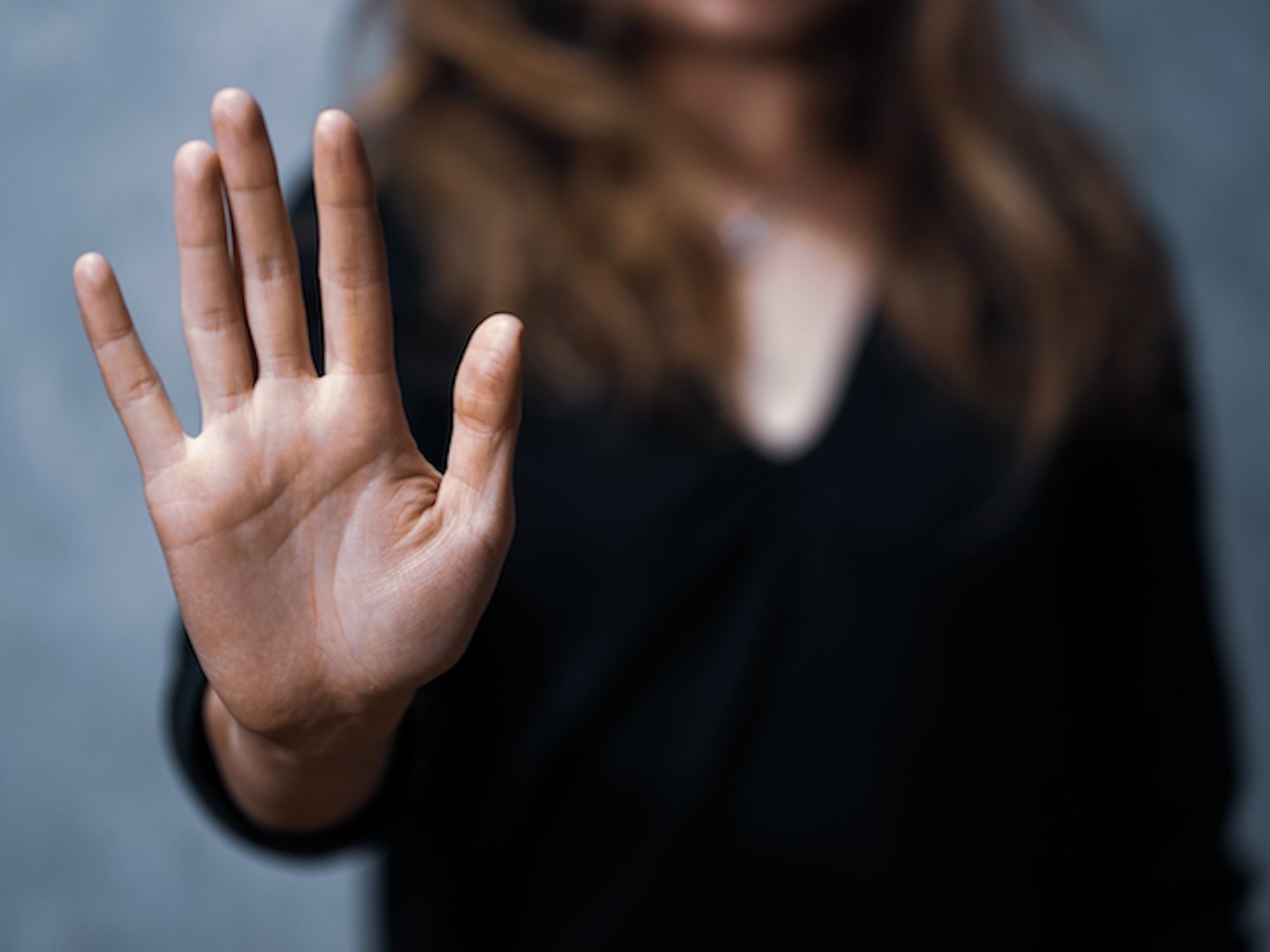 Nuevo caso de violencia machista: un hombre agrede a su mujer mientras sostiene a su bebé