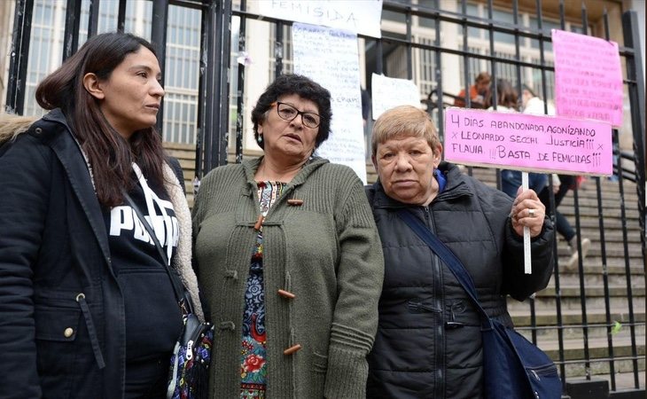 Un grupo de manifestantes protesta en contra de la sentencia