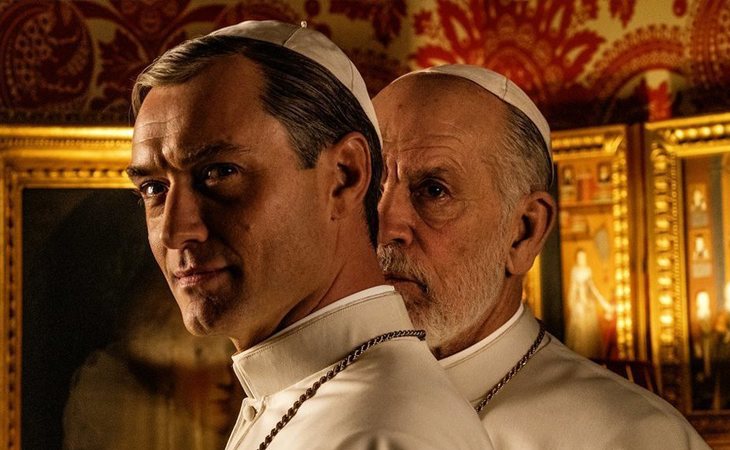 Jude Law y John Malkovich en 'The New Pope'