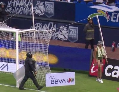 Detienen al 'Negro de WhatsApp' por lanzarse al campo en mitad de un partido de la Liga