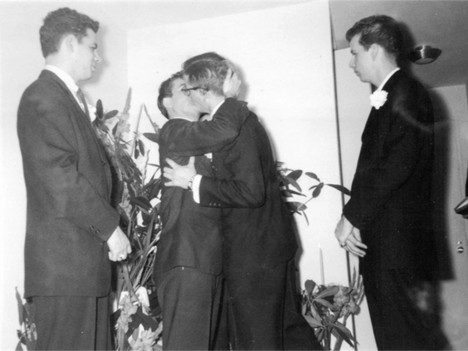 Buscan a un matrimonio gay que celebró su clandestina boda en los años 50