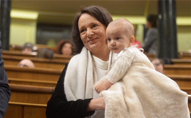 Carolina Bescansa recibió las descalificaciones del periodista tras haber llevado a su hijo al Congreso durante un pleno