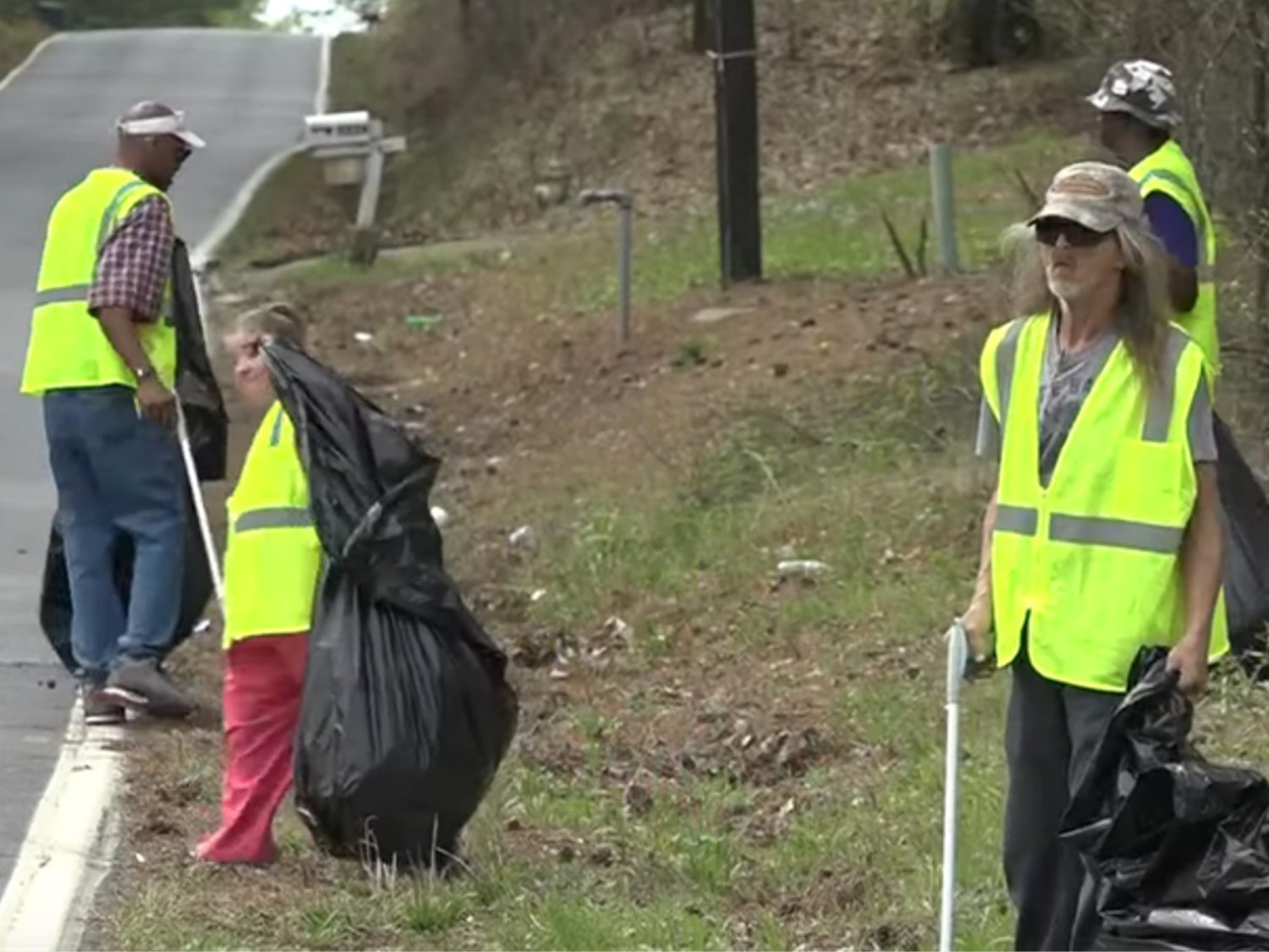 Una ciudad de EEUU contrata a vagabundos como basureros para darles una vida digna