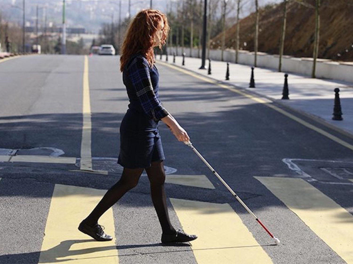 Crean un bastón inteligente para ciegos equipado con Google Maps y altavoces