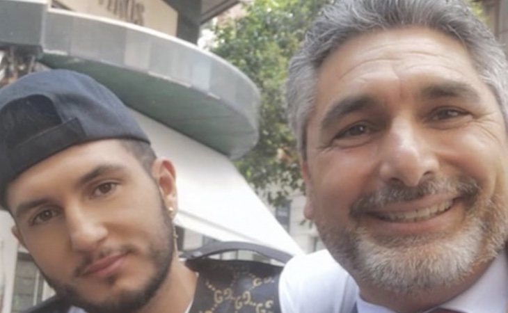 El político ha querido hacerse un selfie con el cantante