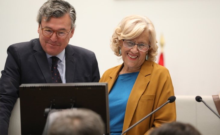 Almeida ha criticado la gestión económica de Manuela Carmena, que redujo la deuda acumulada durante 24 años de gobiernos populares en un 54% durante su legislatura