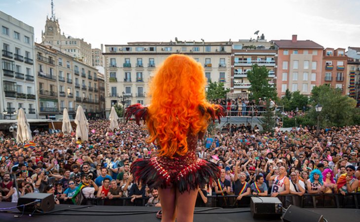 En los últimos años, la plaza ha acogido el pregón que da comienzo a las fiestas del Orgullo LGTBI en la capital