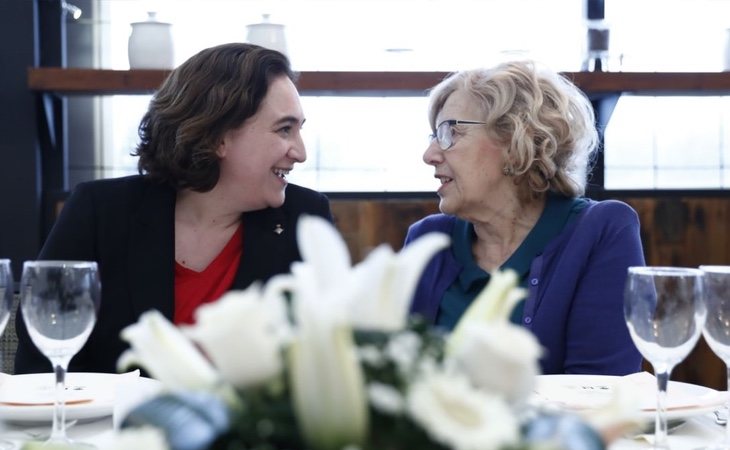 Carmena mantiene una relación muy fluida con Ada Colau y podría ayudar a tejer alianzas con las confluencias de Podemos