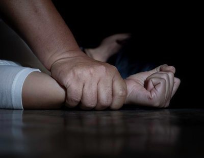 Una madre descubre a su hijo de 13 años violando a su hermana pequeña