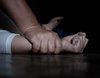 Una madre descubre a su hijo de 13 años violando a su hermana pequeña
