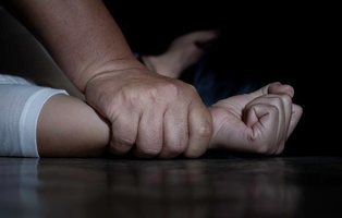Una madre descubre a su hijo de 13 años violando a su hermana pequeña