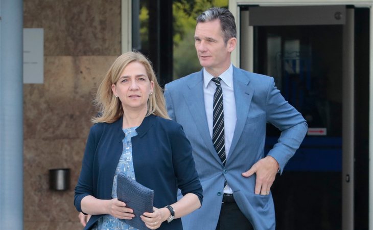 La infanta Cristina e Iñaki Urdagarín en 2016, a la salida del tribunal en Palma, tras declarar por su implicación en el caso Nóos