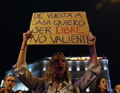 La emergencia feminista toma las calles en 'la noche violeta': "Basta ya de violencia patriarcal"