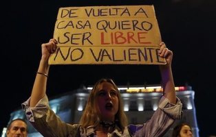 La emergencia feminista toma las calles en 'la noche violeta': "Basta ya de violencia patriarcal"