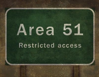 El asalto el Área 51 acaba en fracaso y con cinco detenidos, uno de ellos por orinar en una verja