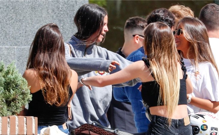 Victoria Federica es recibida por sus amigos con besos y abrazos a la entrada del CIS