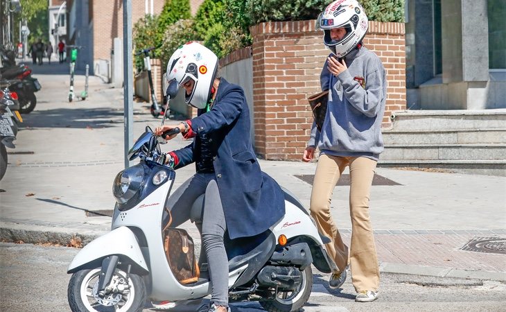 Haciendo gala de un discreto casco blanco lleno de pegatinas, se marchó en la moto de un compañero universitario