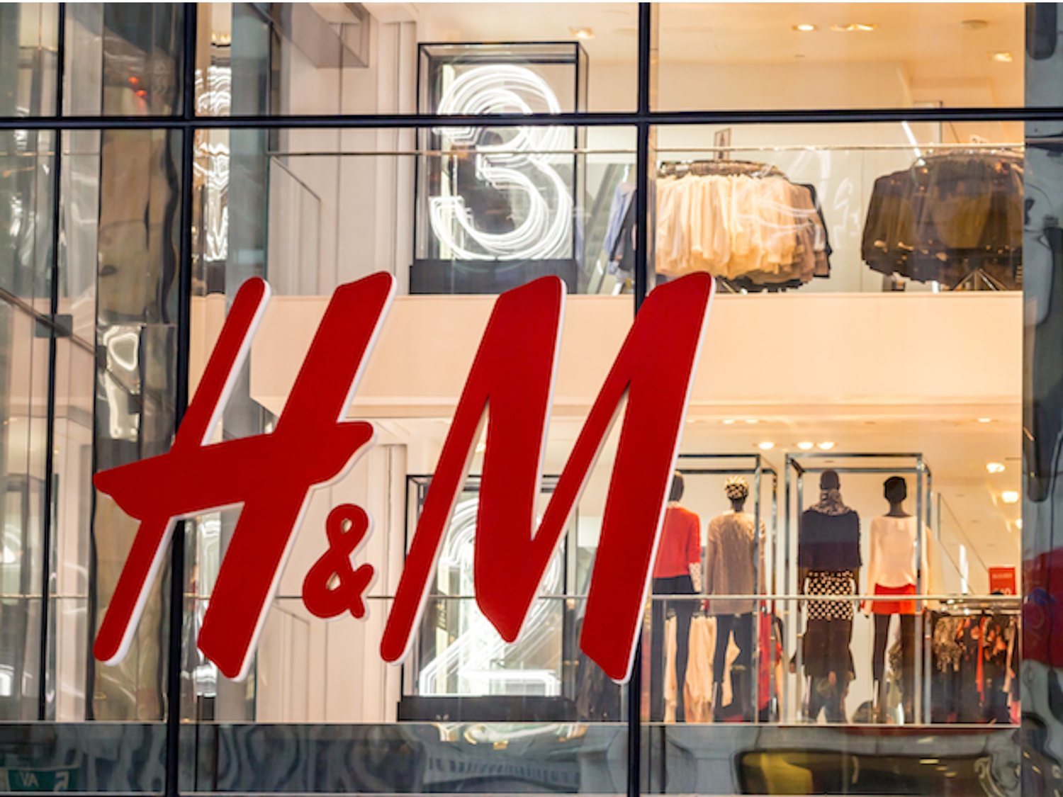 H&M cierra tiendas, reduce plantillas y gana un 90% menos en España