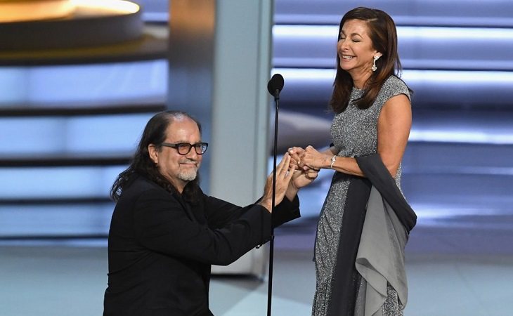 El director Glenn Weiss le pidió matrimonio a su novia en los Emmy