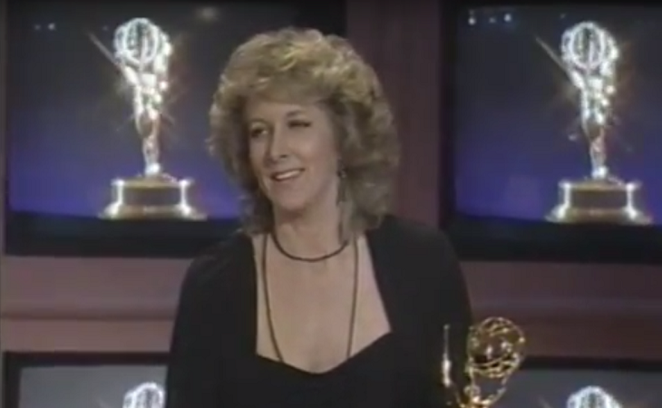 Betty Thomas con su premio Emmy en 1985