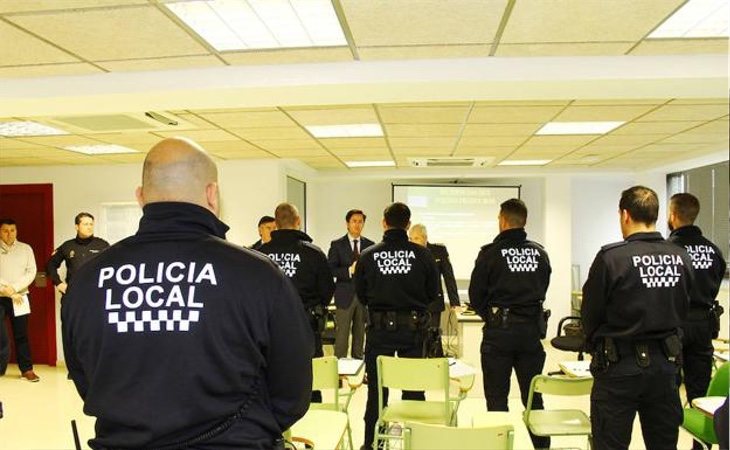 El alcalde de la localidad, Francisco Góngora, visita a los efectivos de la Policía Local