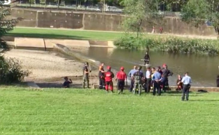 El operativo establecido para la búsqueda del pequeño ha colocado una barrera en el río para que no baje más agua