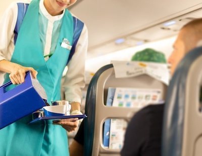 Una azafata revela por qué no hay que pedir nunca café ni té a bordo de un avión