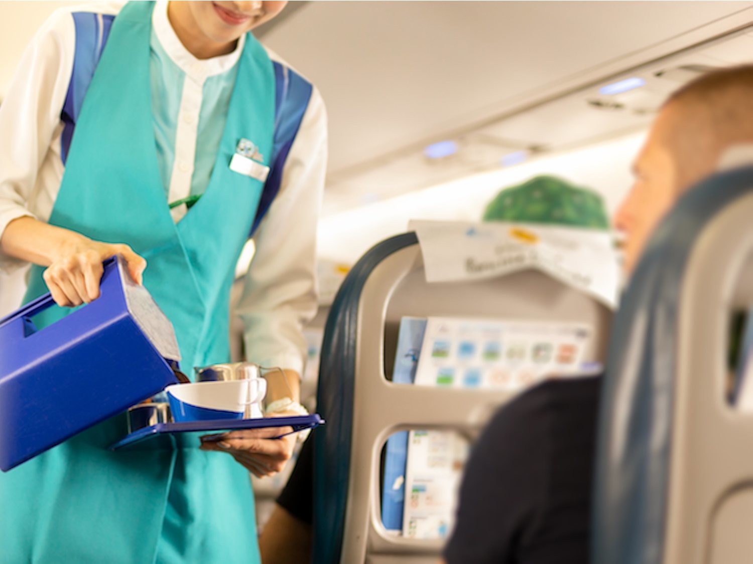 Una azafata revela por qué no hay que pedir nunca café ni té a bordo de un avión