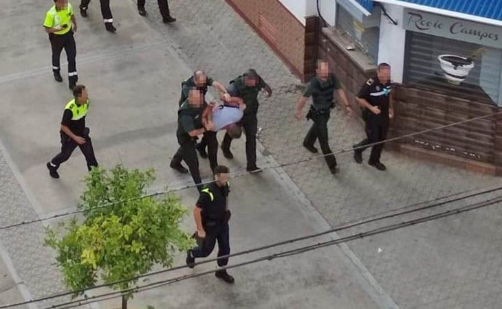 Momento en el que los agentes detienen a uno de los sospechosos