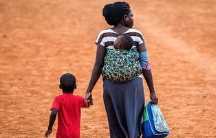 Rescatan a 19 embarazadas y 4 niños de una 'fábrica de hacer bebés' en Nigeria