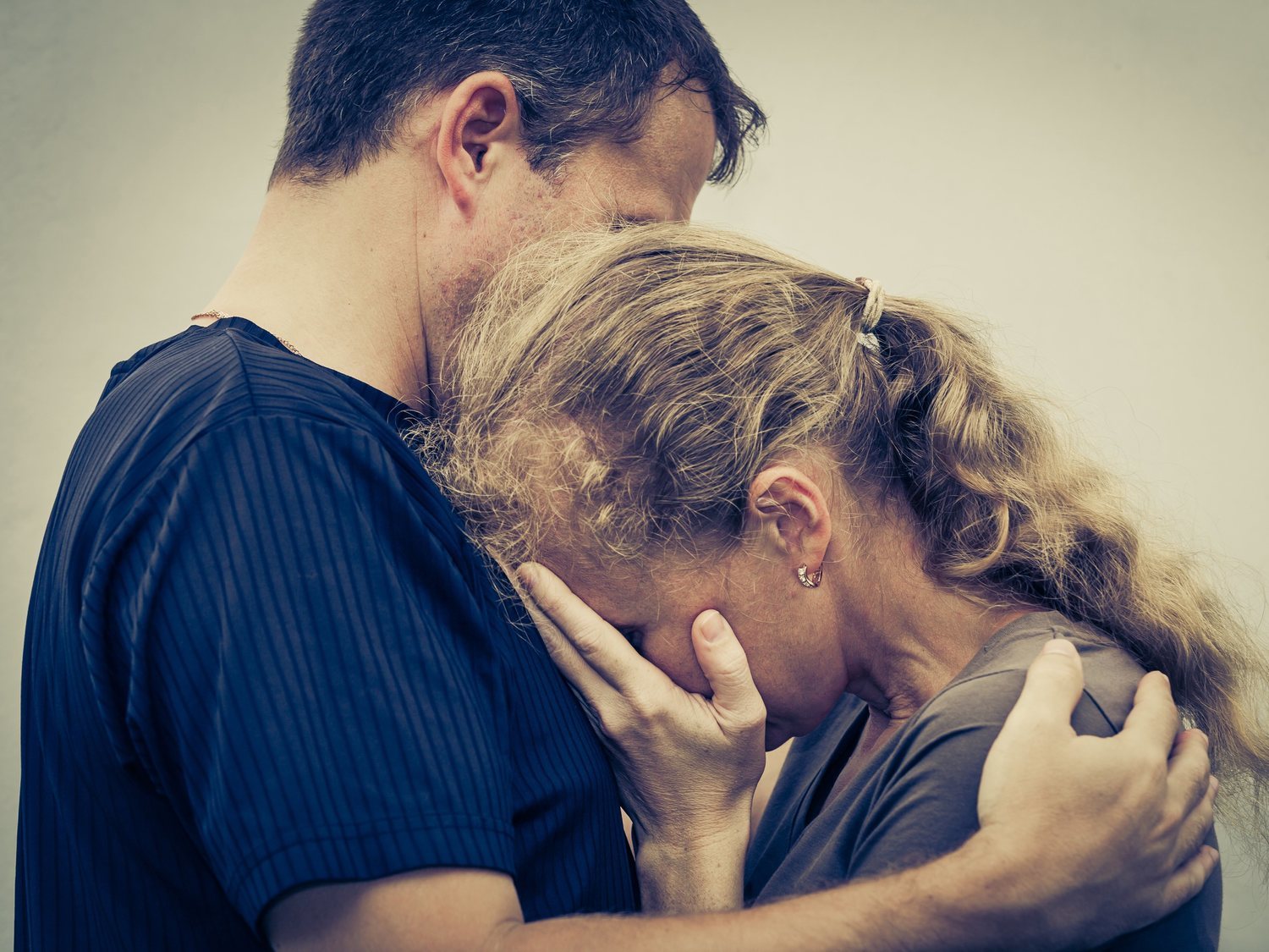 Un matrimonio, tras ocho años de relación, descubren que son hermanos cuando van a ser padres