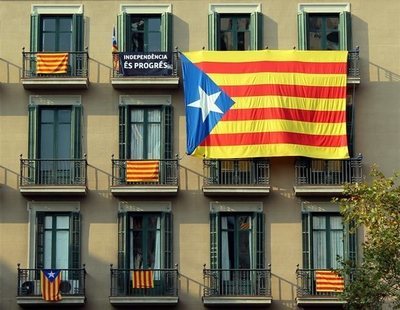 Aumentan en Cataluña las cláusulas para prohibir por contrato colgar banderas en las fachadas