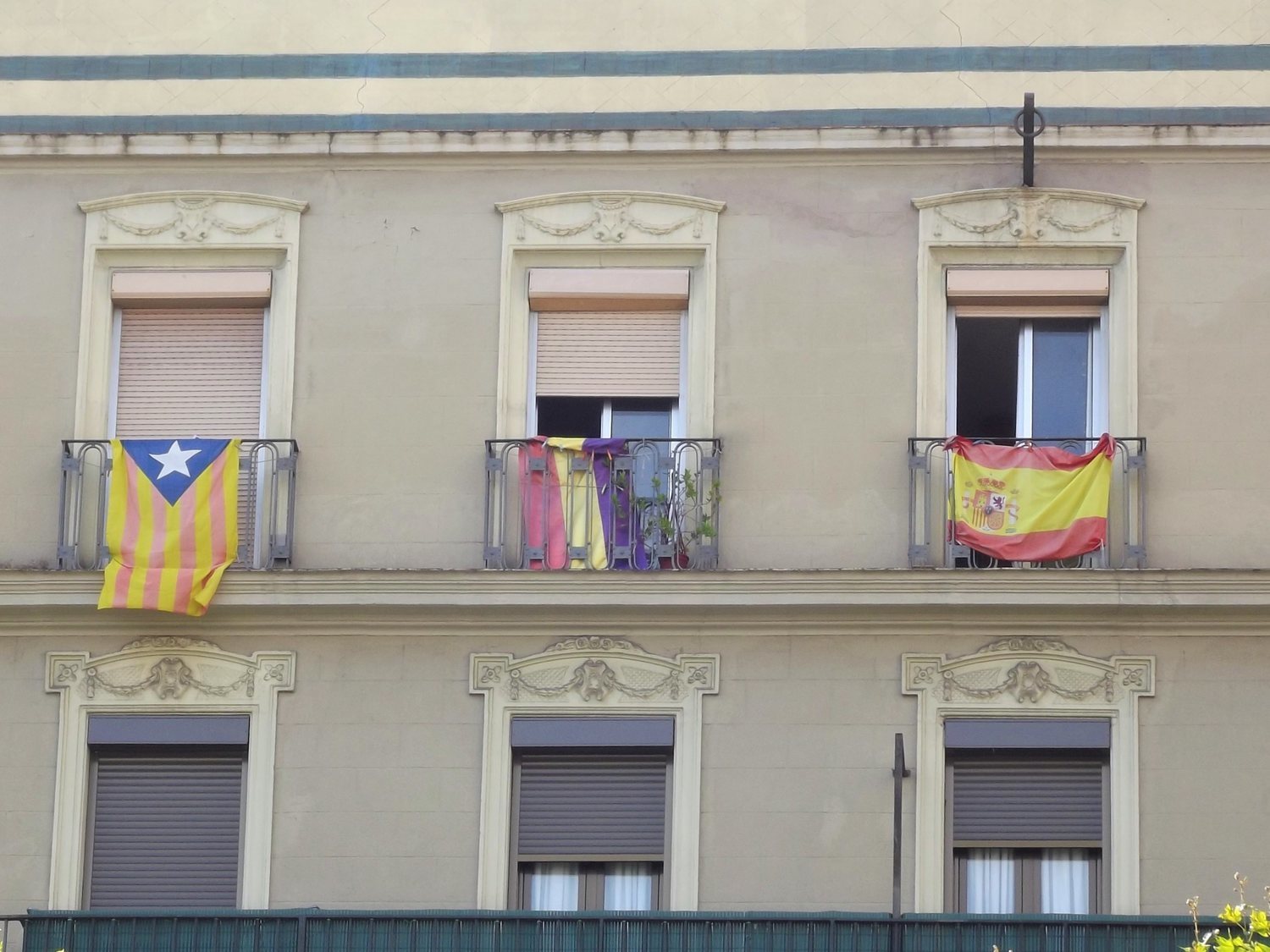 Aumentan en Cataluña las cláusulas para prohibir por contrato colgar banderas en las fachadas