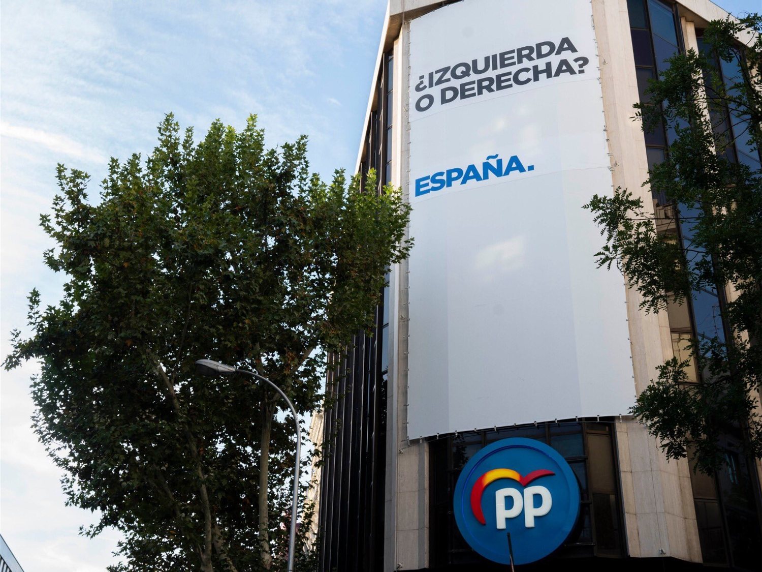 Los mejores memes del nuevo cartel que ha colgado el PP en Génova