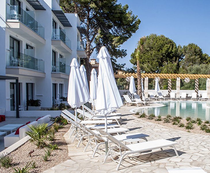 El hotel cuenta con una zona de solarium y piscina, ubicado frente a las mejores playas de la costa de Manacor