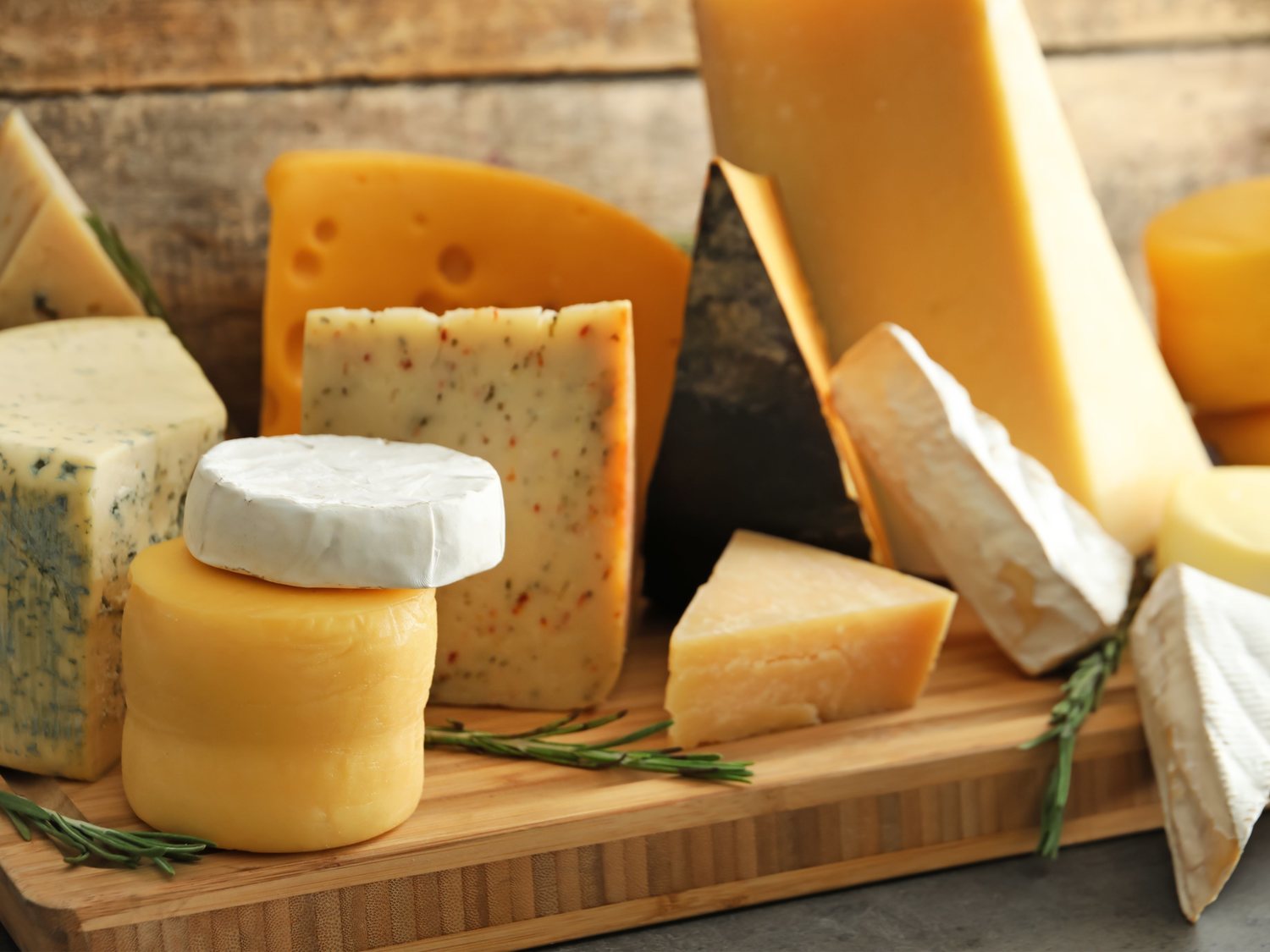 Nueva alerta sanitaria: retiran varios lotes de queso por listeriosis