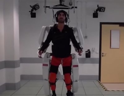 Un paciente tretapléjico vuelve a mover su cuerpo gracias a un exoesqueleto dirigido mentalmente