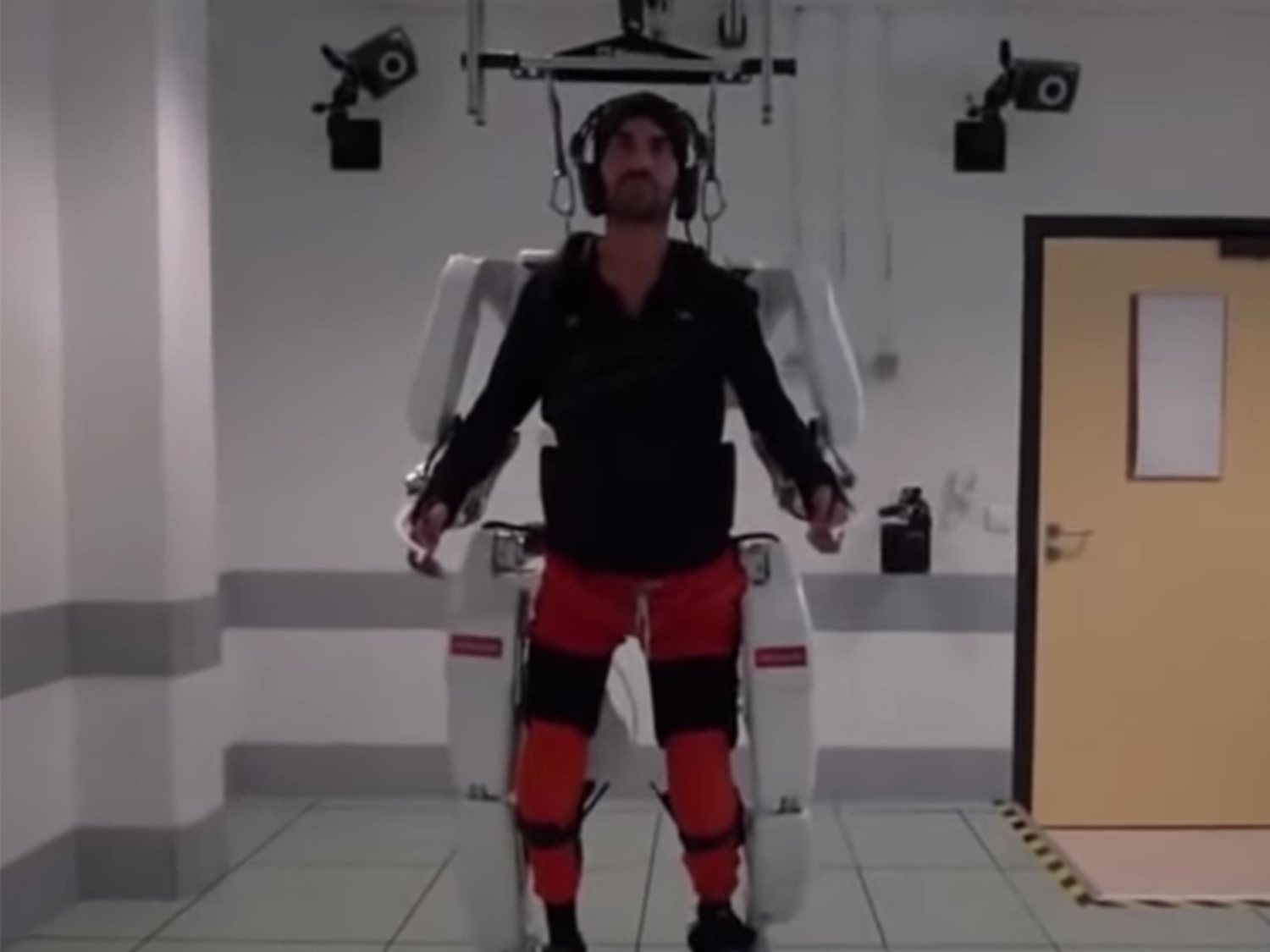 Un paciente tretapléjico vuelve a mover su cuerpo gracias a un exoesqueleto dirigido mentalmente