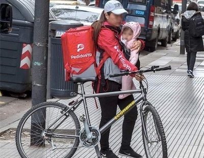 La verdadera historia de la repartidora cargando a su bebé