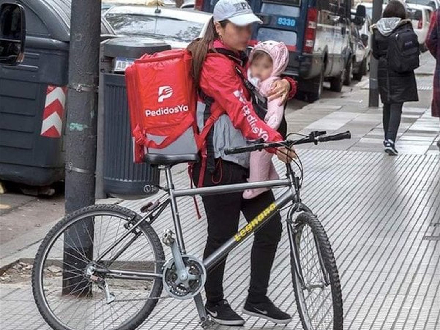 La verdadera historia de la repartidora cargando a su bebé