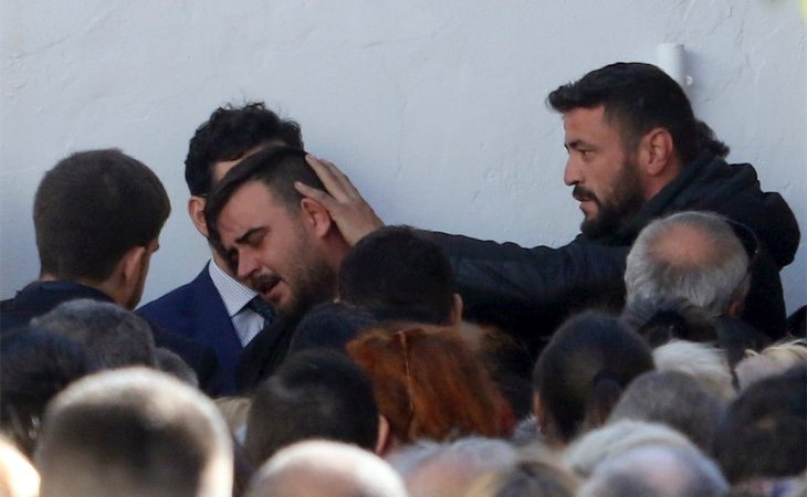 José Roselló (izquierda), padre de Julen, junto a David Serrano (derecha), durante el entierro del pequeño el pasado 24 de enero de 2019