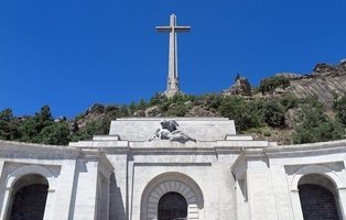 Los monjes del Valle de los Caídos reciben 340.000 euros del Estado por un decreto de Franco
