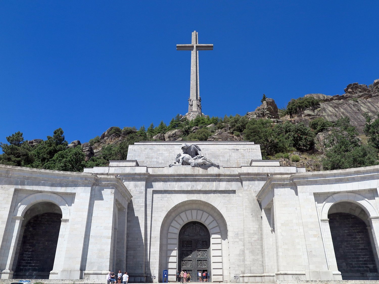 Los monjes del Valle de los Caídos reciben 340.000 euros del Estado por un decreto de Franco