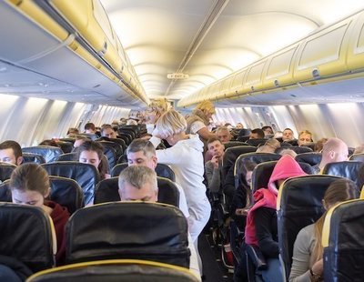 Advierten del peligro de que los asientos de los aviones cada vez sean más estrechos