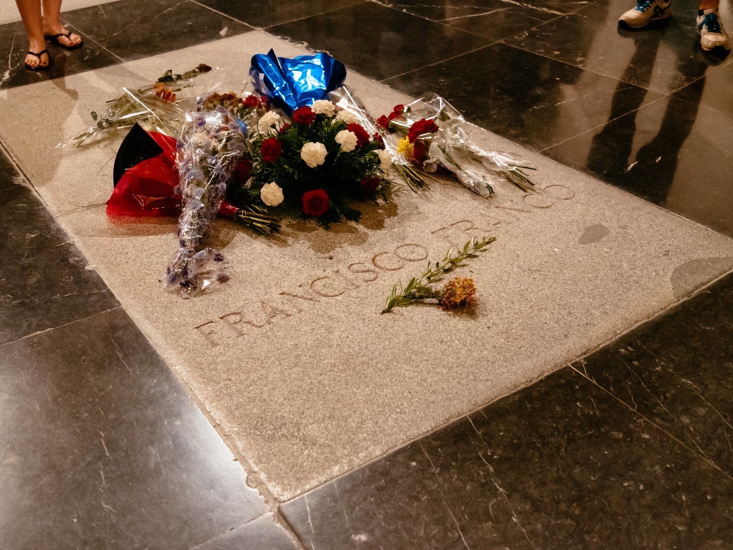 El Gobierno exhumará a Franco antes del 25 de octubre y ordena el cierre inmediato del Valle de los Caídos