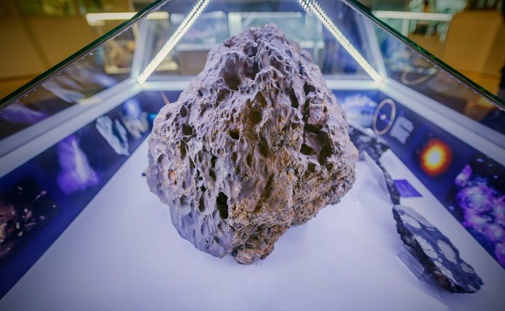 Restos del meteorito caído en Chelyabinsk, actualmente exhibidos en un museo de la localidad