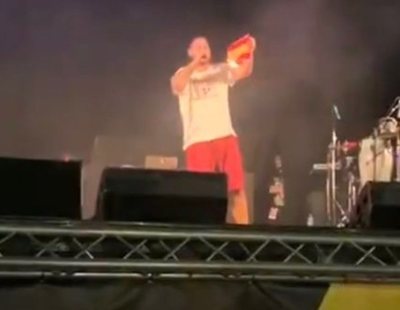 Pablo Hasel quema una bandera de España en un concierto: "No podemos tolerar el fascismo"