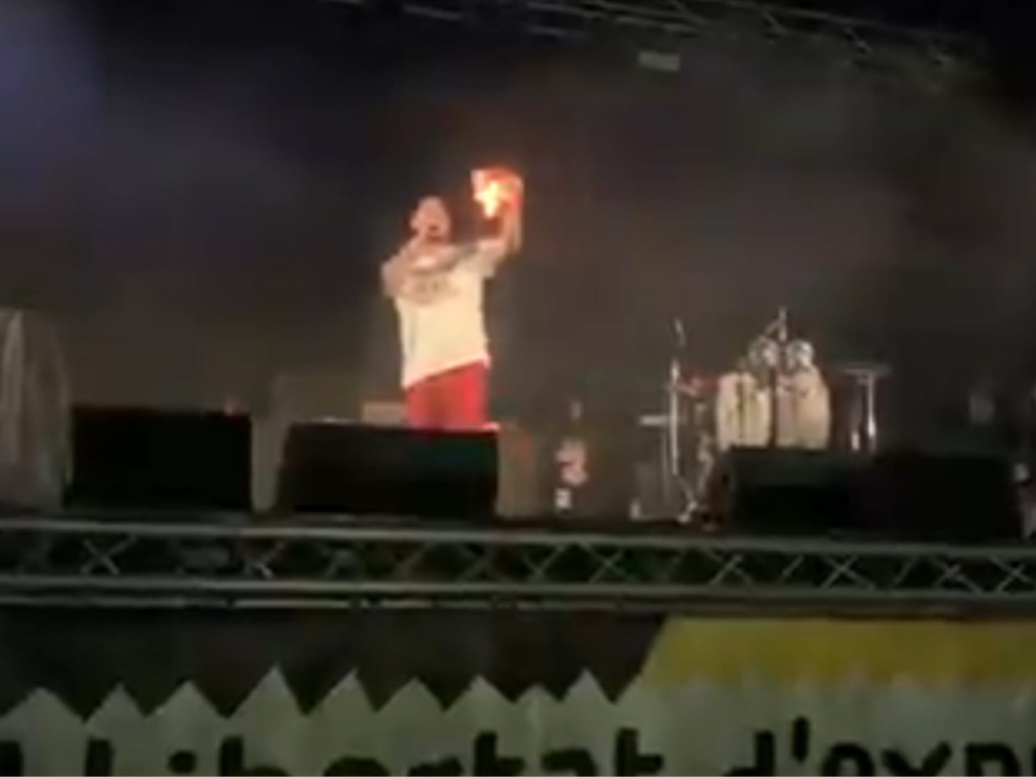 Pablo Hasel quema una bandera de España en un concierto: "No podemos tolerar el fascismo"