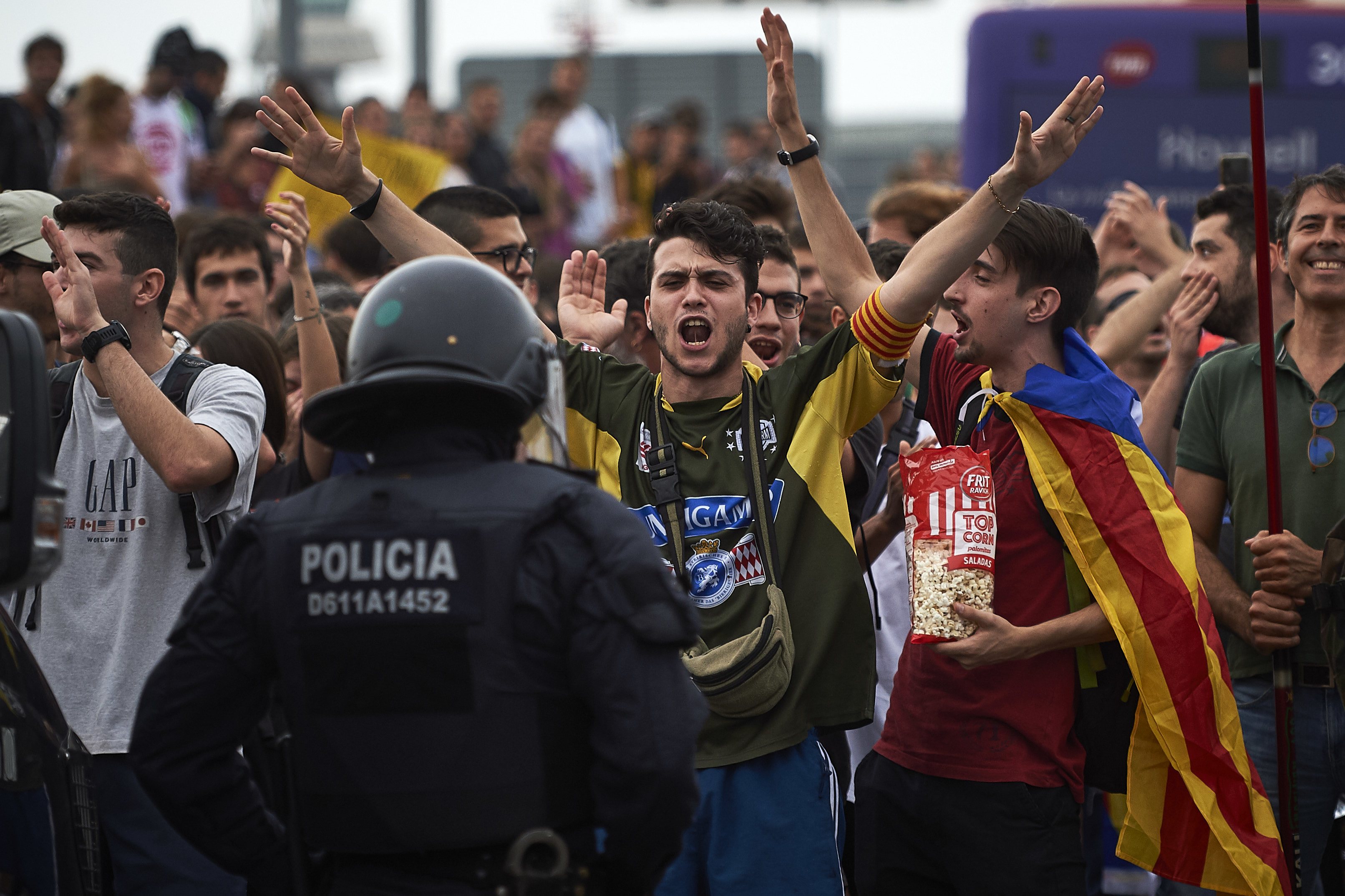 Revueltas en el Aeropuerto de Barcelona tras conocerse la sentencia de los políticos catalanes