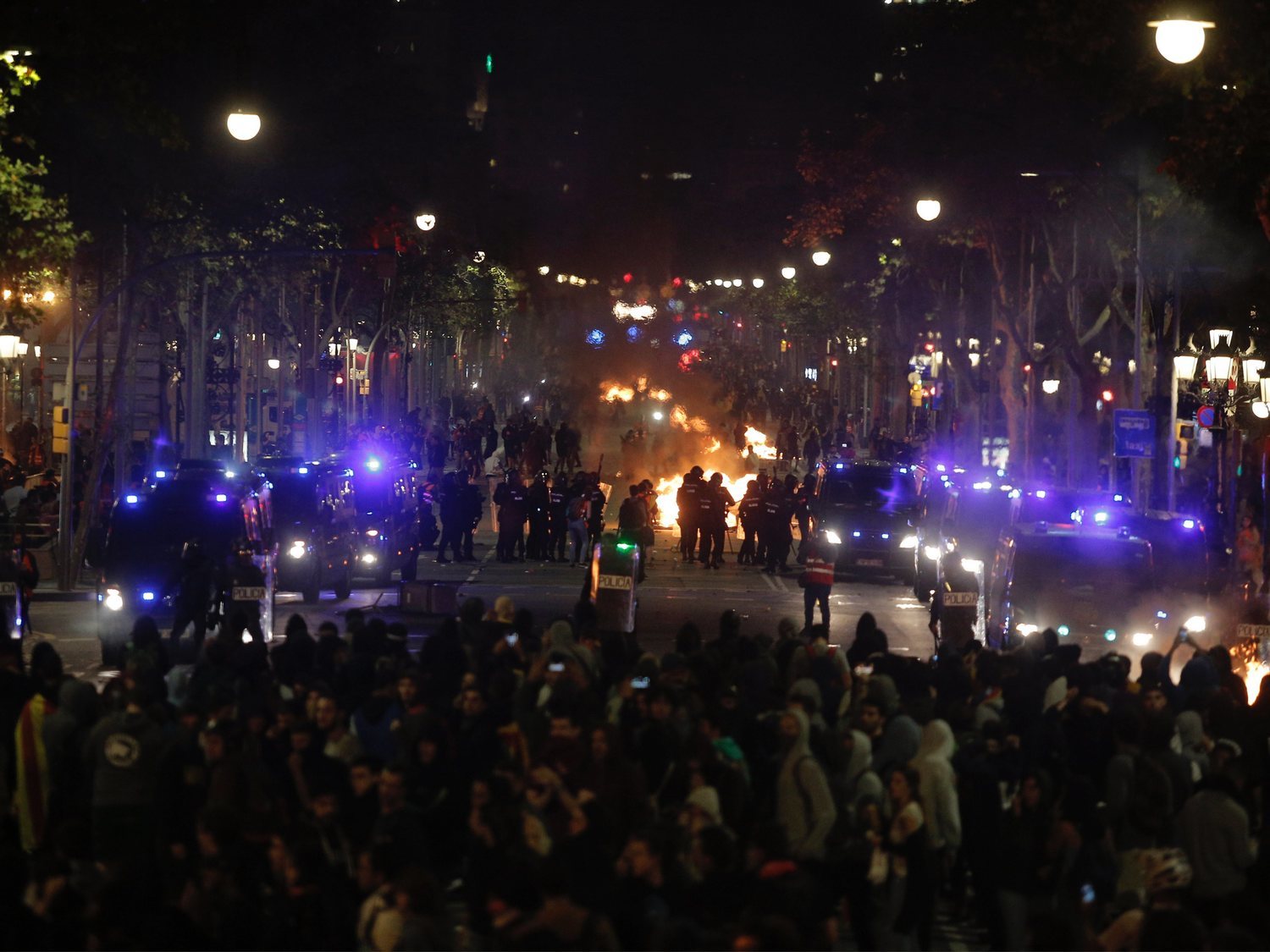 Graves disturbios en Barcelona: barricadas, fuego y cargas policiales